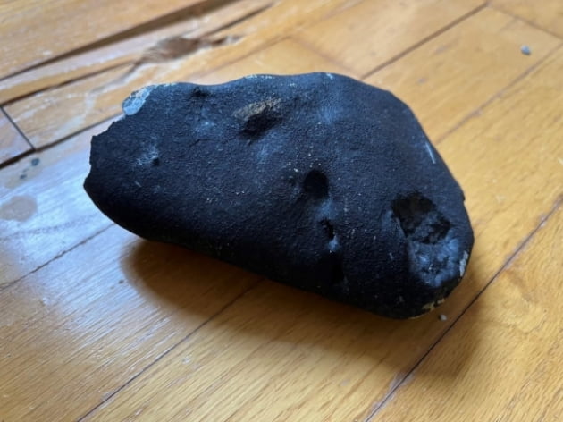 운석으로 추정되는 돌이 대낮에 미국의 한 가정집 지붕을 뚫고 들어오는 일이 벌어졌다. /사진=트위터 캡처