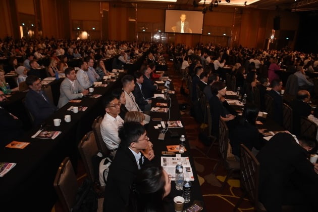 지난 8일 싱가포르 마리나베이샌즈 컨벤션센터에서 열린 아시아태평양 세계면세박람회(TFWA) 컨퍼런스에서 1500여명의 참석자들이 기조연설을 듣고 있다./ TFWA 제공 