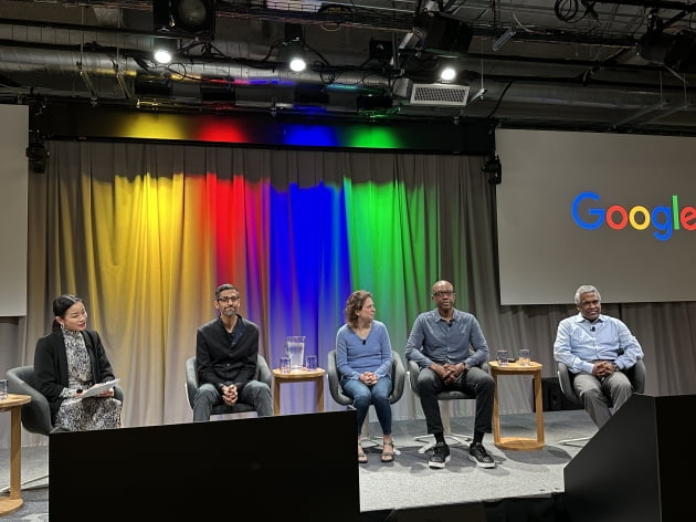 순다르 피차이 구글 최고경영자(CEO)가 11일(현지시간) 미국 캘리포니아주 써니베일에 있는 구글 클라우드 사무실에서 글로벌 언론간담회를 갖고 구글 인공지능(AI) 개발의 의미에 대해서 설명하고 있다.       써니베일=서기열 특파원