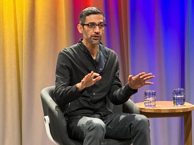 순다르 피차이 구글 최고경영자(CEO)가 11일(현지시간) 미국 캘리포니아주 써니베일에 있는 구글 클라우드 사무실에서 글로벌 언론간담회를 갖고 구글 인공지능(AI) 개발의 의미에 대해서 설명하고 있다.       써니베일=서기열 특파원