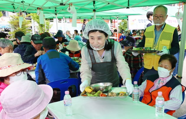 [포토] 인천공항 직원들의 영양가득 밥차 봉사