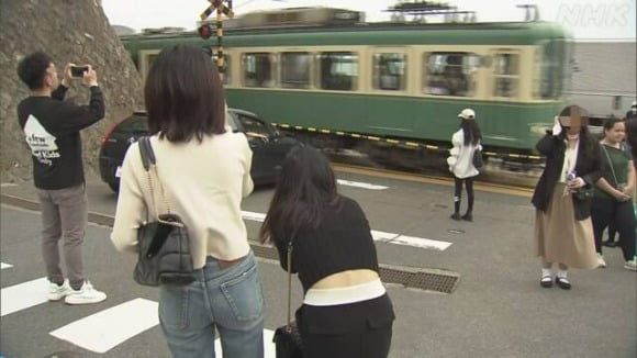 가마쿠라 에노덴 전철의 가마쿠라코코마에역 근처 건널목에서 관광객들이 사진을 찍는 모습. /사진=NHK 화면 캡처