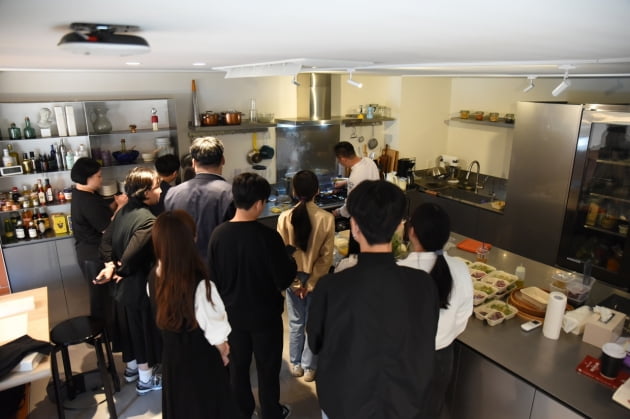 이준 셰프가 요리사를 꿈꾸는 학생들을 대상으로 멘토링 프로그램을 진행하고 있다./사진=미쉐린 제공