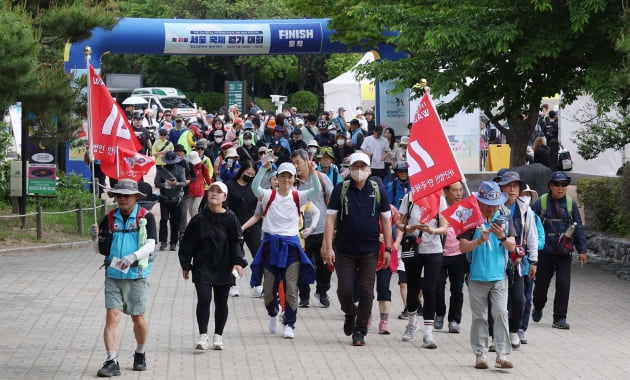 [포토] '제21회 서울국제걷기대회' 출발하는 참가자들