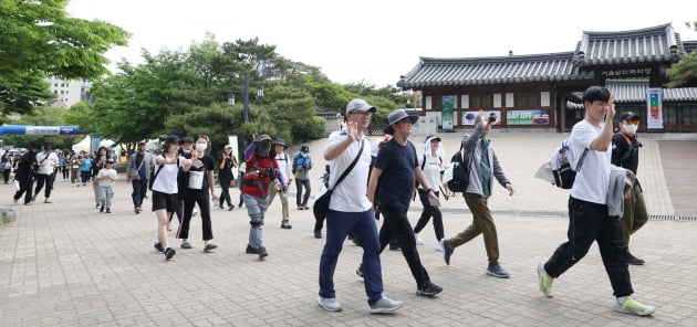 [포토] '제21회 서울국제걷기대회' 출발하는 참가자들