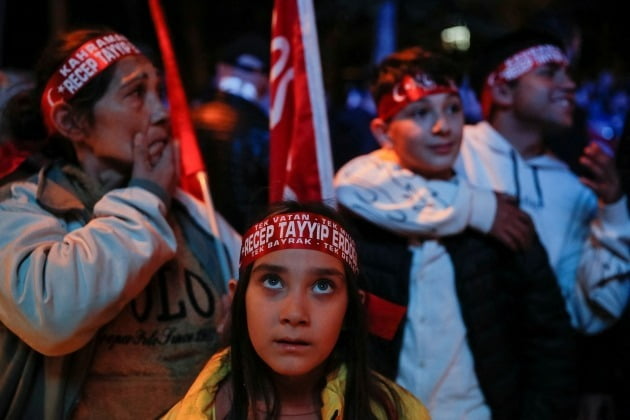 레제프 타이이프 에르도안 튀르키예 대통령을 지지하는 머리띠를 시민들이 14일(현지시간) 이스탄불에서 에르도안 지지 집회에 참석하고 있다. 로이터연합뉴스