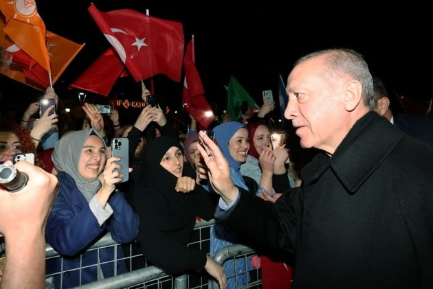 에르도안 대통령이 14일(현지시간) 튀르키예 이스탄불 관저를 떠나며 지지자들에게 인사하고 있다. 로이터연합뉴스