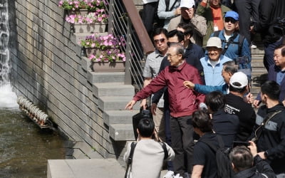  청계천 걷는 이명박 전 대통령