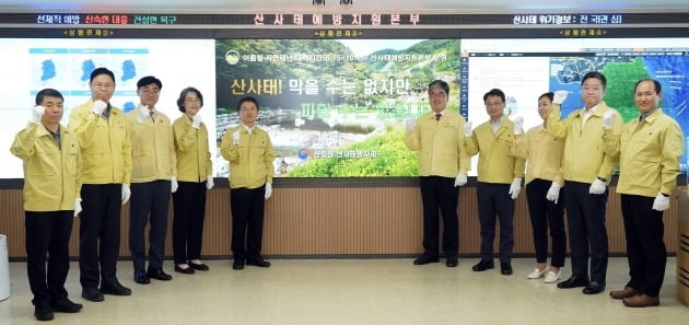 남성현 산림청장(왼쪽 다섯 번째)이 15일 정부대전청사 산림청 중앙산림재난상황실에서 간부공무원들과 산사태예방지원본부 현판식을 갖고 올여름 피해 최소화를 위한 결의를 다지고 있다. 산림청 제공