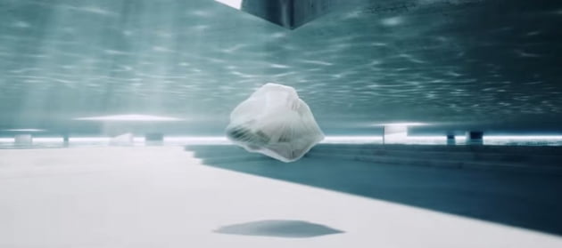 혼합현실(XR) 시스템으로 제작해 수중 막에 갇혀있는 인물을 구현한 '마스커레이드' 뮤직비디오 장면 / 유튜브 캡처화면 