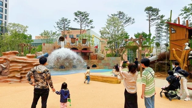 인천 서구 ‘검암역 로열파크씨티 푸르지오’의 사전점검 기간에 아이들이 놀이터를 이용하고 있다. / 사진=DK아시아