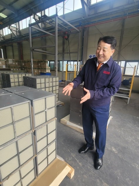 신동우 나노 회장이 벌집 형태의 탈질 촉매 제품을 설명하고 있다.