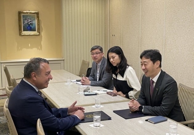 윤형중 한국공항공사 사장(오른쪽)이 루이스 펠리페 데 올리베이라 ACI 세계본부 사무총장(왼쪽)과 ‘에어포트 이노베이트 2025’의 성공적 개최 방안을 논의하고 있다. 한국공항공사 제공
