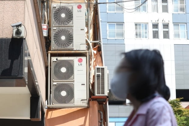 정부가 지난 15일 전기·가스요금 인상 방안을 발표했다. 한 상가 건물에 에어컨 실외기가 설치돼 있다./사진=연합뉴스