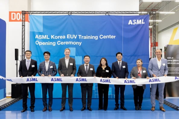 ASML코리아는 지난 16일 경기도 용인에 극자외선(EUV) 노광장비와 관련한 기술을 전수하는 글로벌 트레이닝 센터를 개소했다고 18일 밝혔다. 개소식에서 ASML 코리아 이우경 대표 등이 기념사진을 촬영하고 있다. 사진=ASML코리아