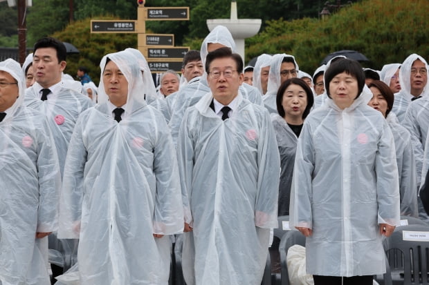 김기현 국민의힘 대표, 이재명 더불어민주당 대표, 이정미 정의당 대표 등이 18일 광주 북구 국립5·18민주묘지에서 열린 제43주년 5·18민주화운동 기념식에서 애국가를 부르고 있다. 연합뉴스