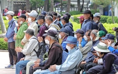 "늙어가는 한국…신용등급 추락 위기"