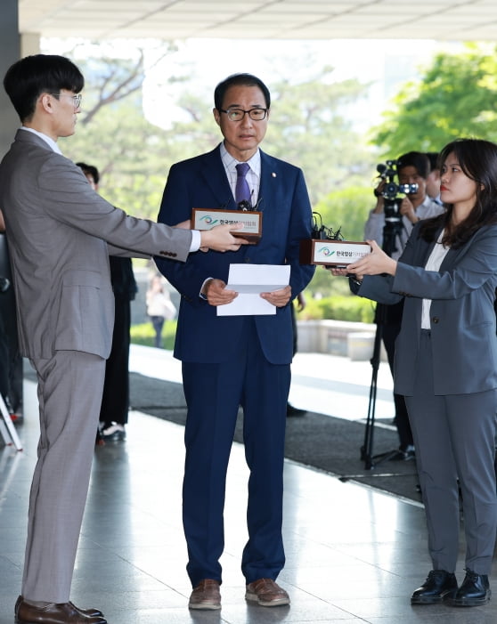 더불어민주당 '전당대회 돈봉투 의혹'과 관련해 서울중앙지방검찰청에 출석한 이성만 의원이 19일 입장을 밝히고 있다. 연합뉴스