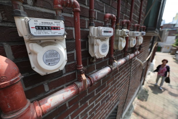 정부가 전기, 가스요금 인상 발표안을 발표한 15일 서울 시내 주택가에 전력량계가 설치돼 있다. 전기, 가스요금은 내일부터 각각 KWh(킬로와트시)당 8원, MJ(메가줄)당 1.04원 인상되며 소급 적용되지 않는다. / 사진=한경 DB