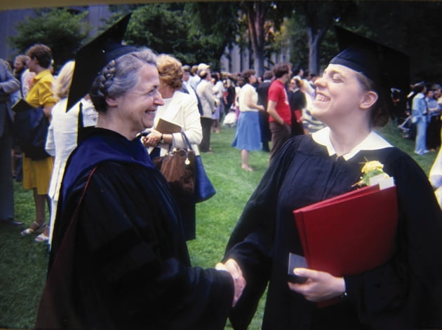 1981년 딸 메리앤의 MIT 졸업을 축하하는 밀드레드 드레셀하우스(왼쪽). 드레셀하우스 가족·플루토 제공