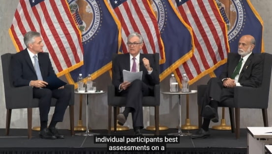 제롬 파월 미 중앙은행(Fed) 의장(가운데)이 19일(현지시간) 워싱턴에서 열린 컨퍼런스에 참석해 번 버냉키 전 Fed 의장 등과 함께 토론하고 있다. Fed 유튜브 캡처
