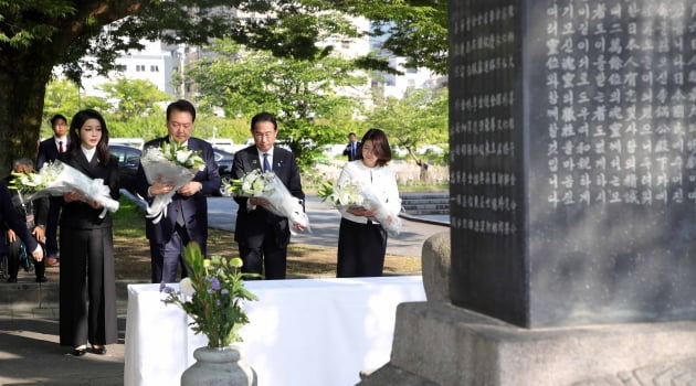 [포토] 한일 정상, 한인 원폭 피해자 위령비 공동 참배