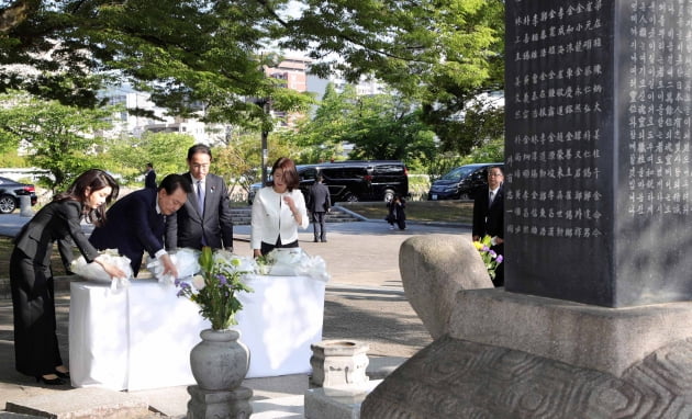 [포토] 한일 정상, 한인 원폭 피해자 위령비 공동 참배