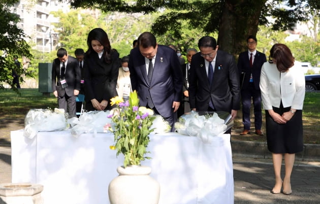 [포토] 한일 정상, 한인 원폭 피해자 위령비 공동 참배