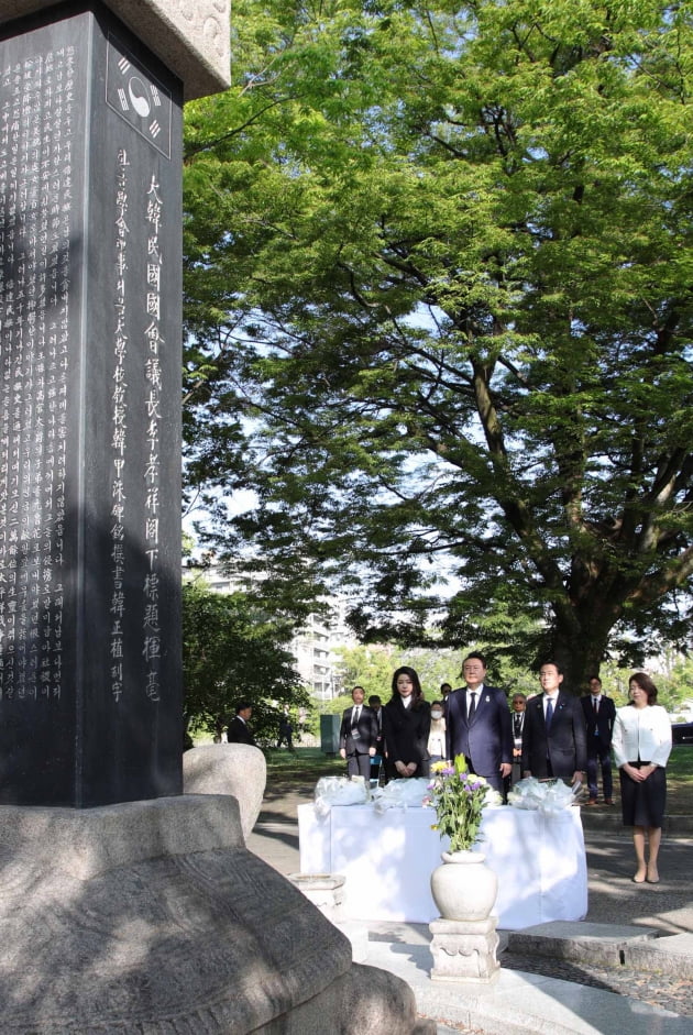 [포토] 한일 정상, 한인 원폭 피해자 위령비 공동 참배