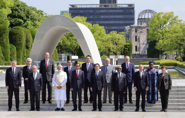 [포토] 윤 대통령, G7 초청국 정상들과 히로시마 평화기념공원 방문