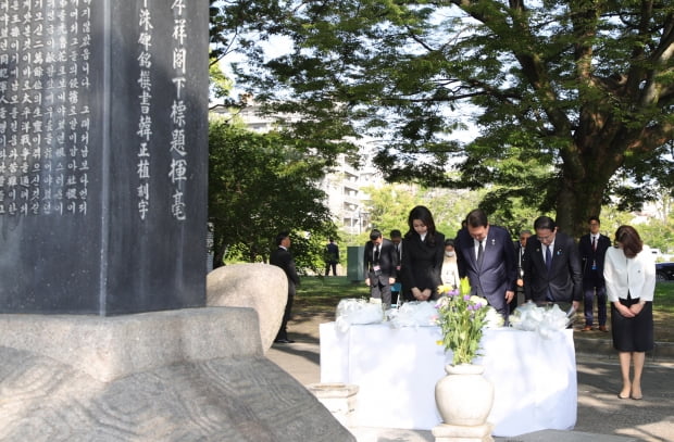 윤석열 대통령과 부인 김건희 여사, 기시다 후미오 일본 총리와 부인 기시다 유코 여사가 21일 일본 히로시마 평화기념공원 내 한국인 원폭 피해자 위령비 앞에서 묵념을 하고 있다. 연합뉴스