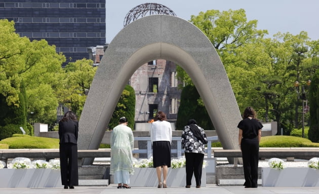 [포토] 김건희 여사, G7 참관국 영부인들과 평화기념공원 방문
