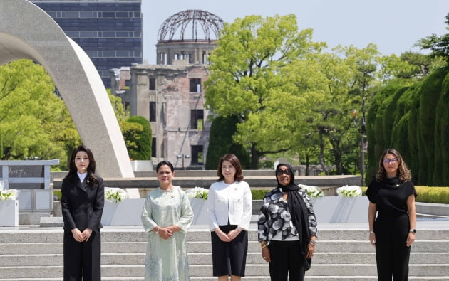 [포토] 김건희 여사, G7 참관국 영부인들과 평화기념공원 방문