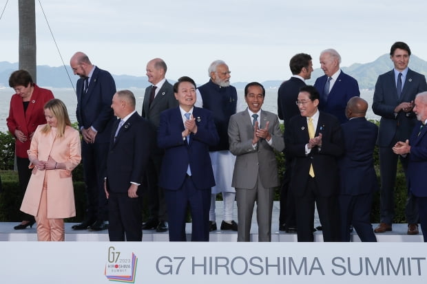 윤석열 대통령이 20일 일본 히로시마 그랜드 프린스 호텔에서 열린 G7 정상회의에서 각국 정상들과 기념촬영을 마친 뒤 박수를 치고 있다. 김범준 기자