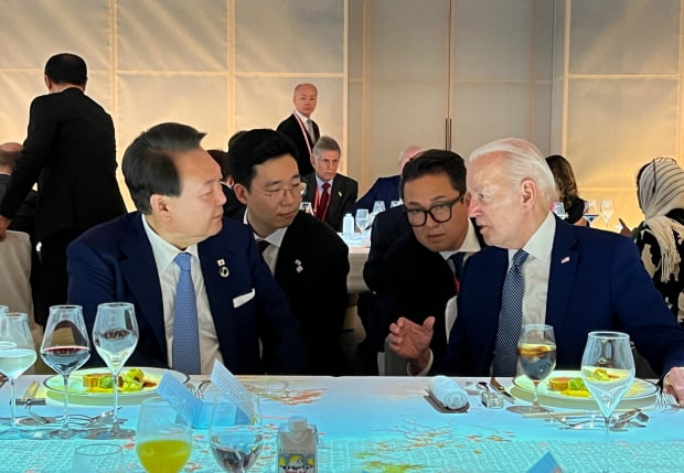 윤석열 대통령과 조 바이든 미국 대통령이 20일 일본 히로시마 그랜드 프린스 호텔에서 열린 G7 정상회의 친교 만찬에서 대화하고 있다. 대통령실 제공