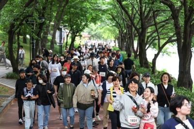 [포토] "함께 걸어요"…송파건강 워킹챌린지 참석한 시민들