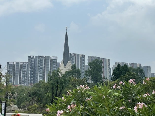 18일 화웨이 옥스혼 캠퍼스에서 바라본 직원용 아파트. 캠퍼스 내에 위치한 유럽풍 첨탑 뒤로 현대적인 아파트 모습이 보인다. 화웨이 연구인력은 3년 이상 근속하면 이 아파트를 시세의 5분의 1 가격에 구매할 수 있다. 최예린 기자 