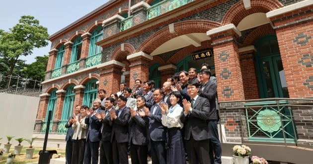 22일 서울 중구 덕수궁 돈덕전에서 열린 현판 제막식에서 참석자들이 기념촬영을 하고 있다. 돈덕전은 대한제국 고종 즉위 40주년 기념 행사장으로 사용하기 위해 건립됐고 이후 대한제국기 외교를 위한 영빈관 및 알현관으로 사용됐다. 2017년 재건을 시작해 5년 만인 지난해 11월 공사가 마무리으며 올 9월 일반 시민들에게 공개된다. 20230522 / 최혁 기자