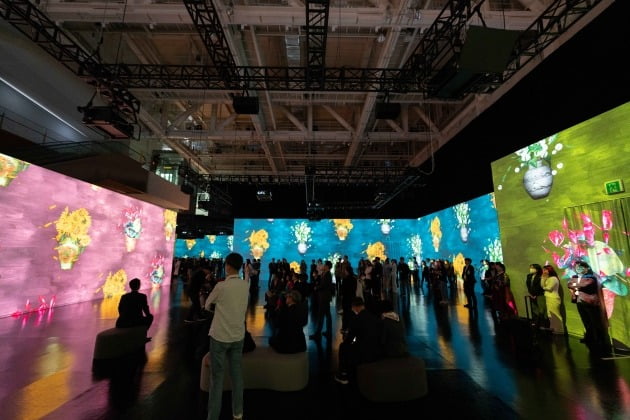 국립아시아문화전당이 지난 12일 개막한 '몰입미감--디지털로 본 미술 속 자연과 휴머니즘' 전시관에서 관객들이 작품을 감상하고 있다. ACC 제공 