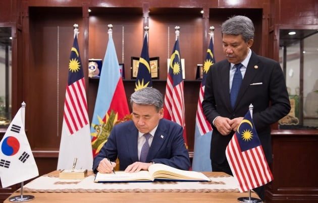 이종섭 국방부장관이 23일 모하마드 하산 말레이시아 국방장관과 양자회담을 앞두고 방명록에 서명을 하고 있는 있다. /국방부 제공