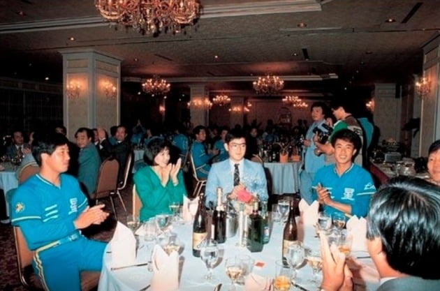 1986년 삼성라이온즈의 전기리그 우승을 축하하고 있는 홍라희 전 리움미술관장(왼쪽 두 번째)와 이재용 회장(세 번째). 삼성라이온즈 제공