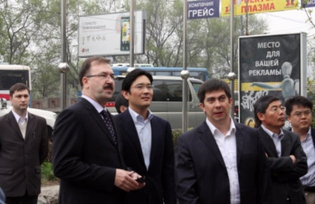 2009년 5월 이재용 당시 삼성전자 전무(왼쪽 세 번째)가 러시아 블라디보스토크 삼성전자 매장에 들러 영업 현황에 대한 설명을 듣고 있다. 연합뉴스