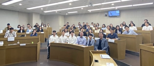 지난 11일 정의선 현대차그룹 회장이 연세대학교 경영대학 경영학과 학생들의 토론 강의를 참관했다. (앞줄 오른쪽부터) 이무원 연세대 경영대학 교수, 조화순 기아 사외이사(연세대 교수), 정의선 회장. 연세대 제공.