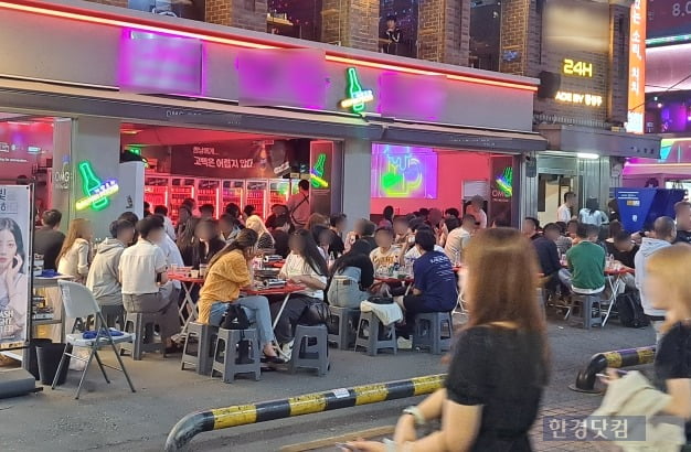 강남역의 '헌팅 포차' 거리 한 술집에 야외 테이블까지 사람들이 가득 차 있는 모습. /사진=김세린 기자