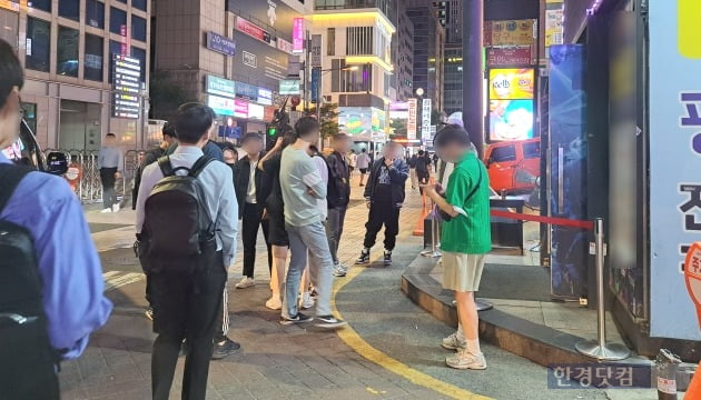 강남역의 한 클럽 앞에 사람들이 입장을 위해 대기줄을 서 있는 모습. /사진=김세린 기자