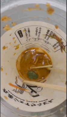 컵 우동 안에서 개구리가 움직이는 모습. /영상=트위터 계정 kaito09061 캡처