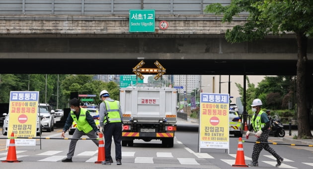 [포토] 도로침수에 따른 교통통제 중…'진입금지'