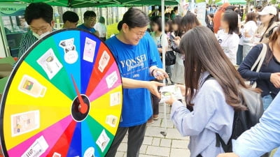 '반갈샷' 유행에 3000만개 불티난 빵, 연대 축제에 풀렸다