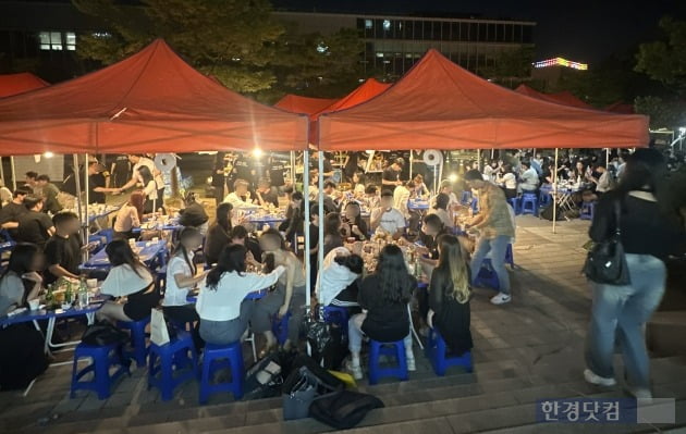 지난 23일 축제 첫날을 맞은 동국대의 주점 부스에 사람들이 몰려있다. /사진=독자 제공