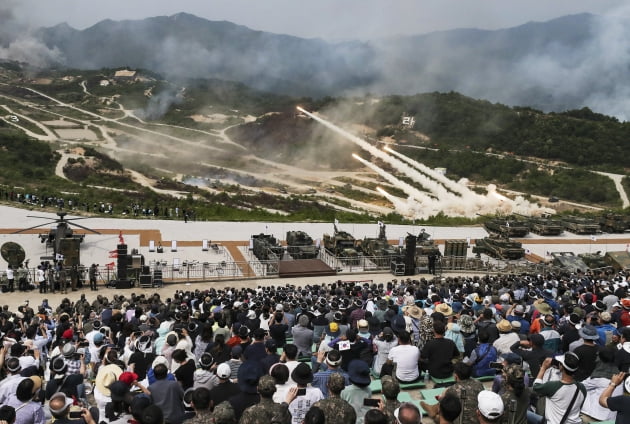 25일 '2023 연합ㆍ합동 화력격멸훈련'에서 국민참관단이 지켜보는 가운데 MLRS(M270다연장로켓)를 이용한 적 진지 공격이 진행되고 있다. 국방일보